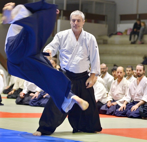 Maitre en aïkido traditionnel Alain Peyrache est le shihan d'A. Petitperrin prof au dojo de Dijon